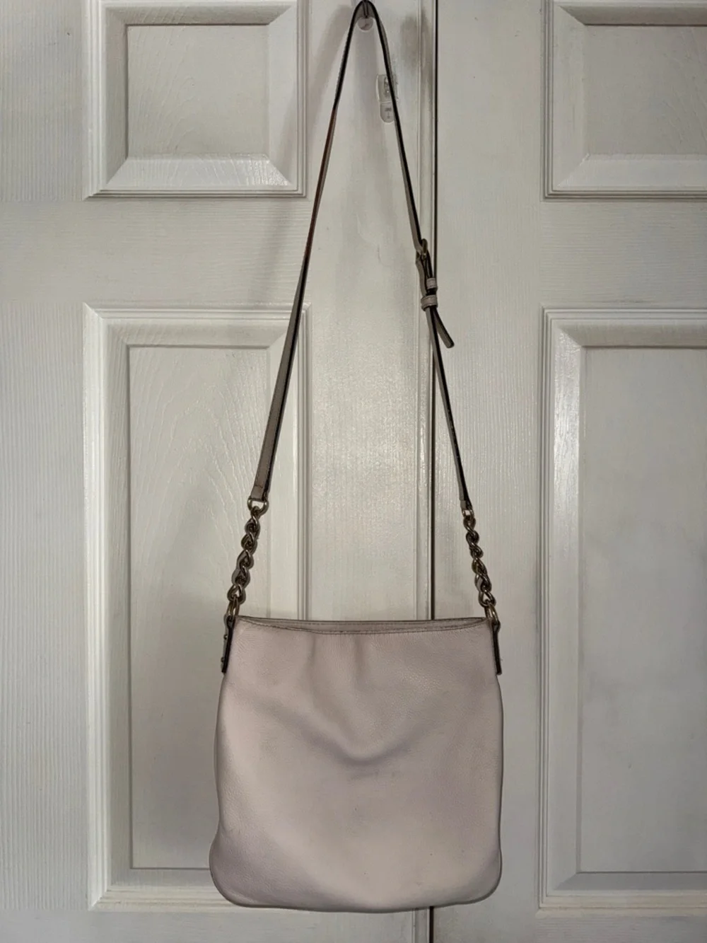 Kate Spade New York Off White Chain Detail Zip Top Leather Crossbody Bag